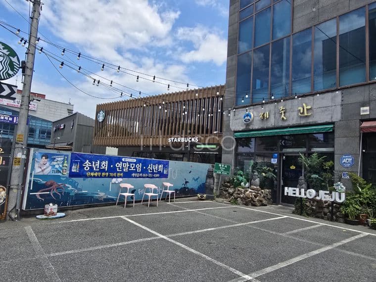  송천동2가 6차선 대로변 스타벅스 옆 상가 2층 전용 100평, 3층 80평 임대, 무상서비스 면적 각각 20평. 2