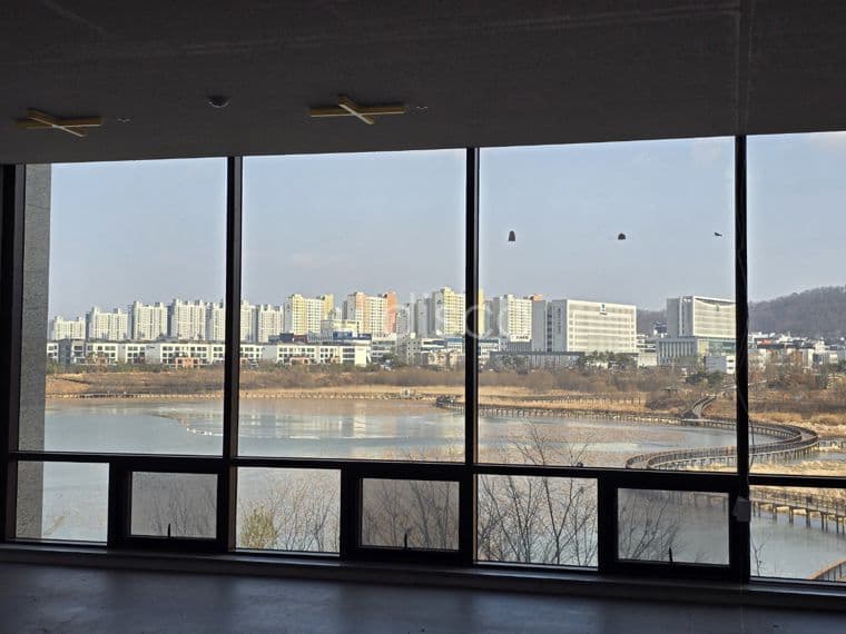 3층 전체가 통유리fh 되어 있어 채광이 매우 좋고,  창가는 기지재 호수공원이 한눈에 들어오는 조망형 상가 임대! 3