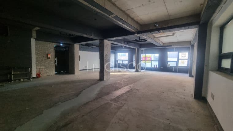 깨끗하고 세련미 있는 건물내 넓은2층상가,방1,내부화장실1,외부화장실1 1
