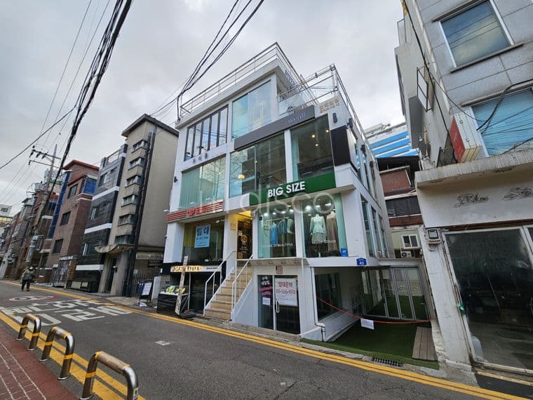 홍대입구역 2호선, 공항선, 경의중앙선 9번 출구 도보 3분거리 위치 5