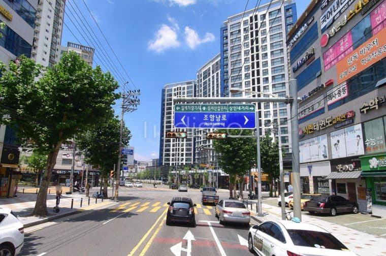 무권리 도로변전면상가 유동인구많음 미용실 카페 식당 판매점등 다용도 3