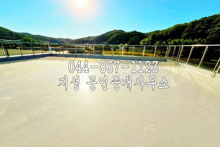 넓은 주차장 공간 과 테라스가 있는 2층 상가 3