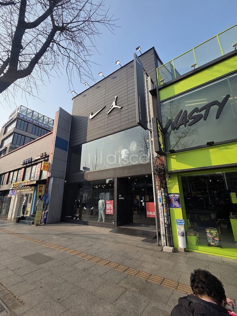 이태원역 6호선 1번 출구 도보 2분 거리에 위치  1